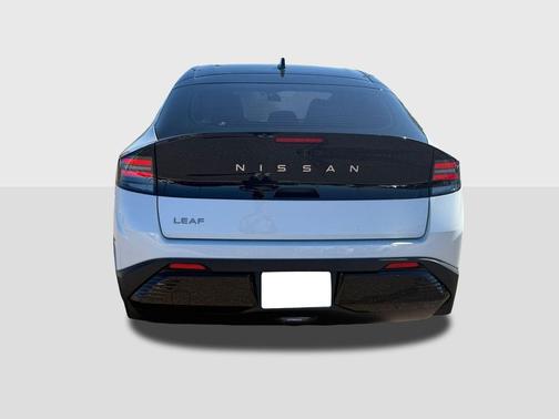 Everest White Pearl Tricoat/Black 2026 Nissan Leaf SV+