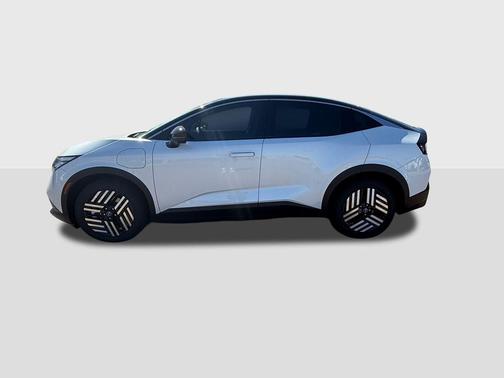 Everest White Pearl Tricoat/Black 2026 Nissan Leaf SV+