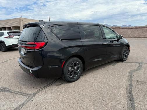 2022 Chrysler Pacifica Hybrid Touring L