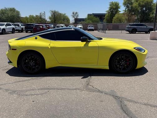 Ikazuchi Yellow Pearl Tricoat/Super Black 2023 Nissan Z Performance Auto