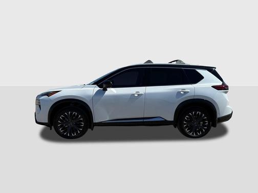 Everest White Pearl/Super Black 2026 Nissan Rogue Platinum