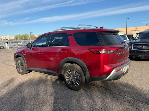 2023 Nissan Pathfinder SL 4WD
