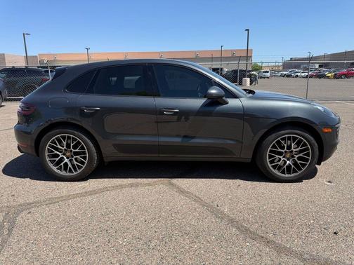 Agate Grey Metallic 2018 Porsche Macan Macan