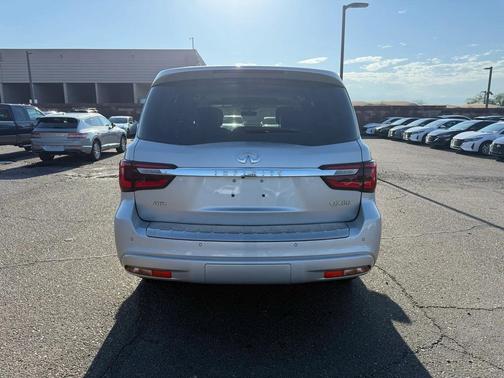 2022 INFINITI QX80 Luxe