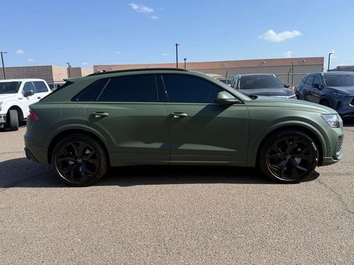 Mythos Black Metallic 2023 Audi RS Q8 4.0T