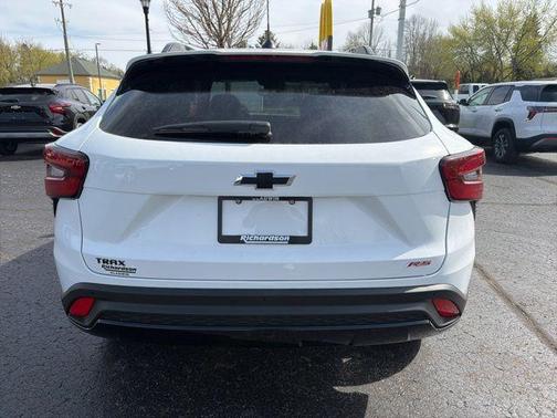 Summit White 2026 Chevrolet Trax FWD 2RS
