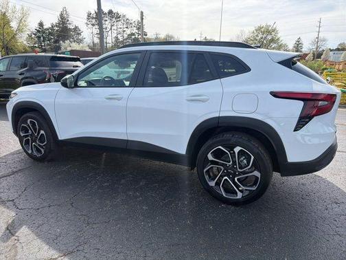Summit White 2026 Chevrolet Trax FWD 2RS
