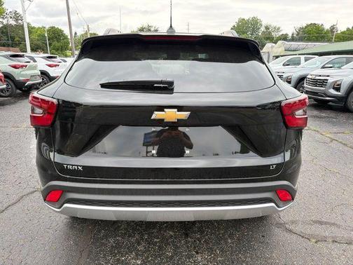 Mosaic Black Metallic 2026 Chevrolet Trax LT