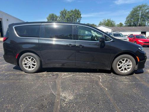 Brilliant Black Crystal Pearlcoat 2023 Chrysler Pacifica Touring L