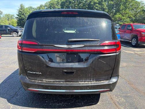 Brilliant Black Crystal Pearlcoat 2023 Chrysler Pacifica Touring L