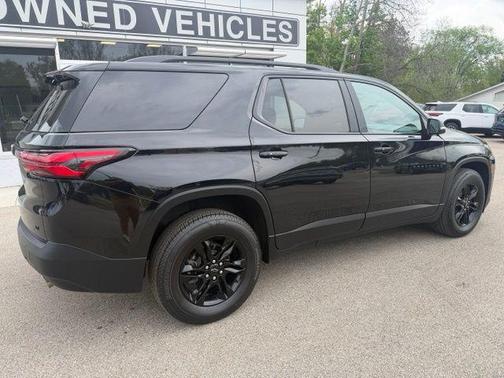 Mosaic Black Metallic 2023 Chevrolet Traverse LT Cloth