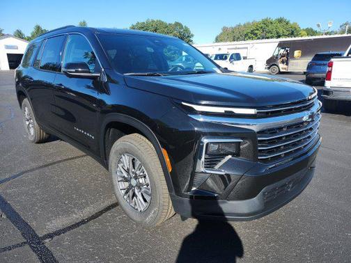 Mosaic Black Metallic 2027 Chevrolet Traverse LT