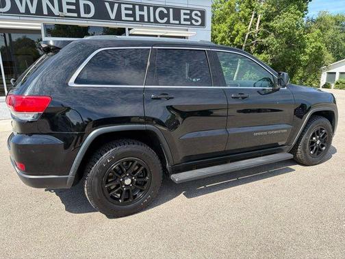 Diamond Black Crystal Pearlcoat 2019 Jeep Grand Cherokee Laredo