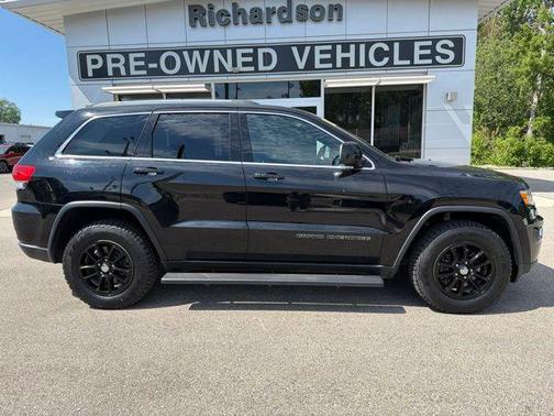 Diamond Black Crystal Pearlcoat 2019 Jeep Grand Cherokee Laredo