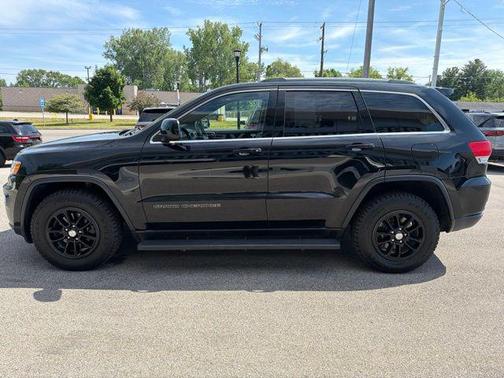 Diamond Black Crystal Pearlcoat 2019 Jeep Grand Cherokee Laredo