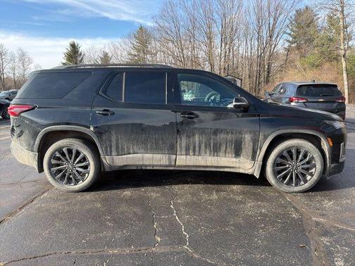 Mosaic Black Metallic 2022 Chevrolet Traverse RS