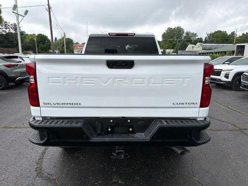 Summit White 2026 Chevrolet Silverado 2500 Custom