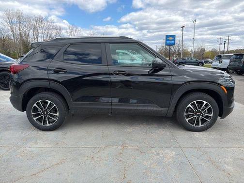 Mosaic Black Metallic 2026 Chevrolet Trailblazer LT