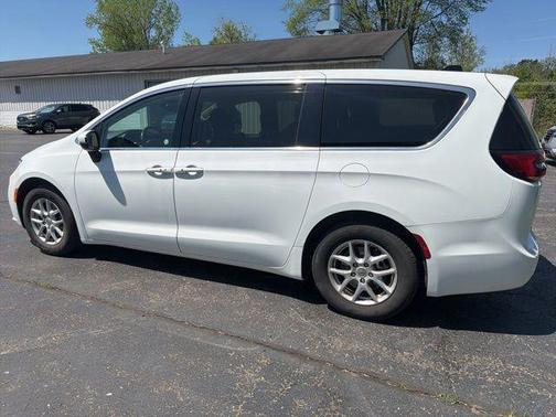 Bright White Clearcoat 2023 Chrysler Pacifica Touring L