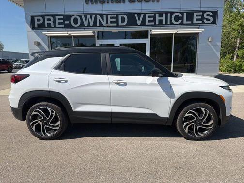 Iridescent Pearl Tricoat 2025 Chevrolet Trailblazer RS