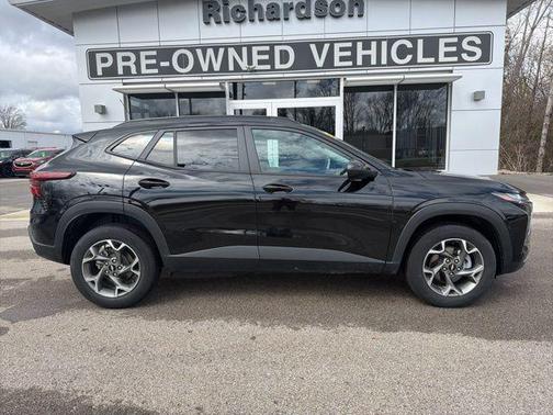 Mosaic Black Metallic 2025 Chevrolet Trax LT