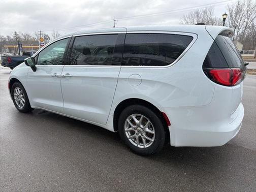 2024 Chrysler Voyager LX