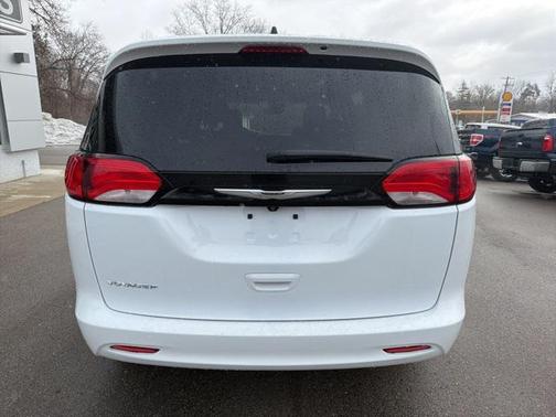 2024 Chrysler Voyager LX