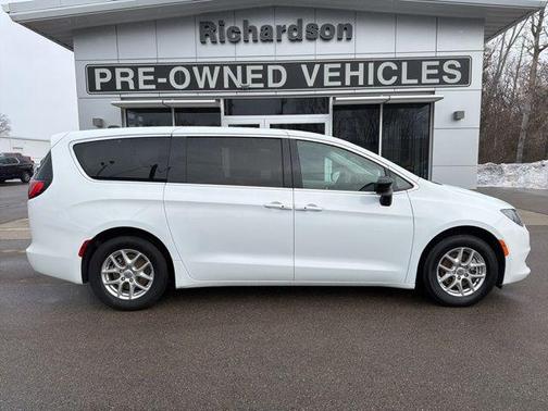 2024 Chrysler Voyager LX