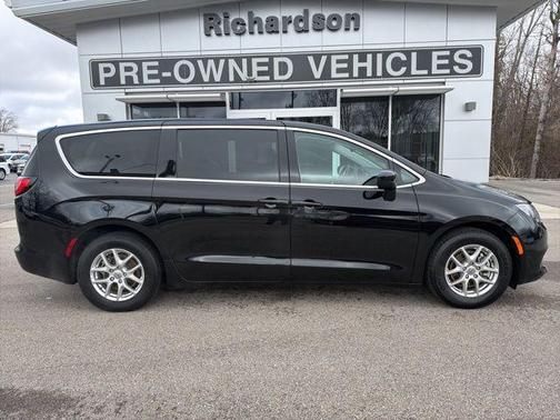 Diamond Black Crystal Pearlcoat 2024 Chrysler Voyager LX