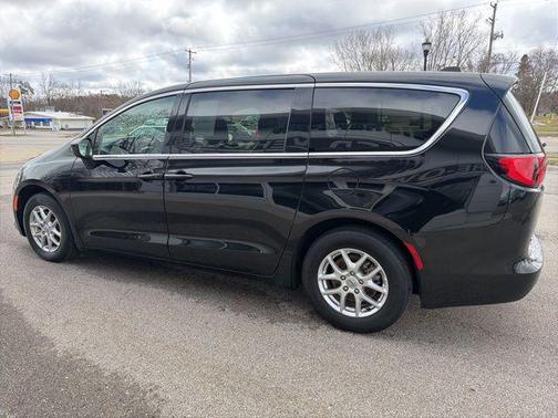 Diamond Black Crystal Pearlcoat 2024 Chrysler Voyager LX