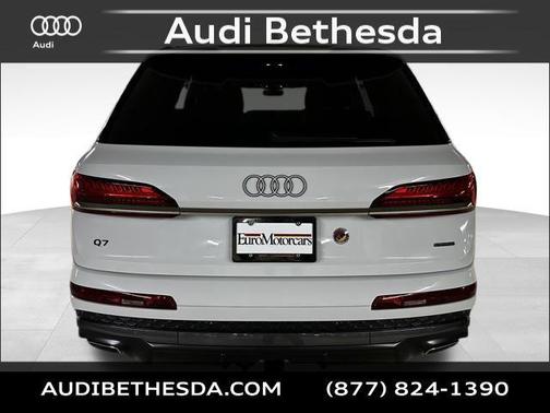 Glacier White 2026 Audi Q7 55 Premium