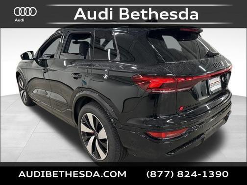 Mythos Black Metallic 2027 Audi SQ6 e-tron Premium Plus