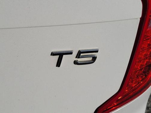 2018 Volvo XC90 T5 Momentum