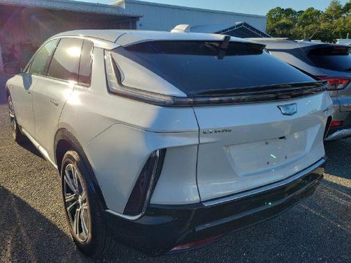 Crystal White Tricoat 2024 Cadillac LYRIQ Luxury