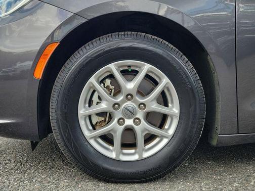 Granite Crystal Metallic Clearcoat 2023 Chrysler Pacifica Touring L