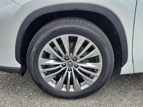 Pearl 2022 Toyota Highlander Platinum