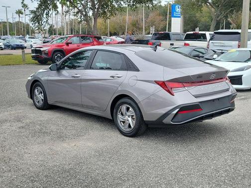 2024 Hyundai ELANTRA SE