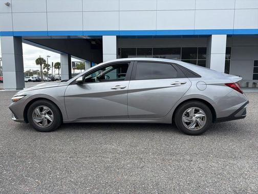 2024 Hyundai ELANTRA SE