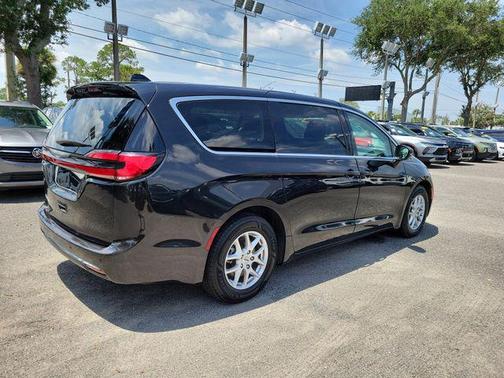 Brilliant Black Crystal Pearlcoat 2023 Chrysler Pacifica Touring L