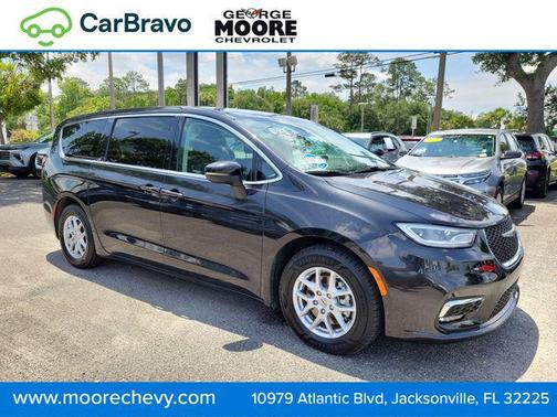 Brilliant Black Crystal Pearlcoat 2023 Chrysler Pacifica Touring L