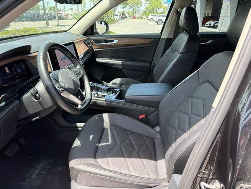 Deep Black Pearl 2024 Volkswagen Atlas 2.0T SE w/Technology 4MOTION