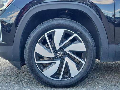 Deep Black Pearl 2024 Volkswagen Atlas 2.0T SE w/Technology 4MOTION