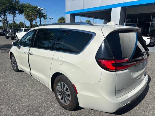 Luxury White Pearlcoat 2021 Chrysler Pacifica Touring L