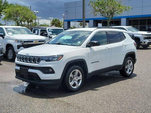 Bright White Clearcoat 2024 Jeep Compass Latitude