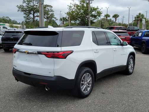 Summit White 2022 Chevrolet Traverse LT Cloth