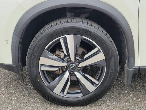 Pearl White Tricoat 2022 Nissan Rogue SL