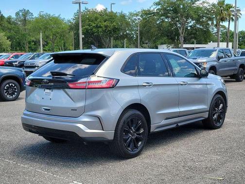 Iconic Silver Metallic 2023 Ford Edge SE