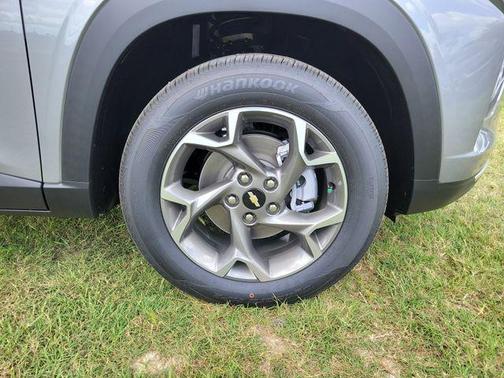 Sterling Gray Metallic 2026 Chevrolet Trax LT