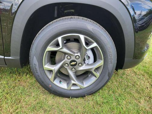 Mosaic Black Metallic 2026 Chevrolet Trax LT