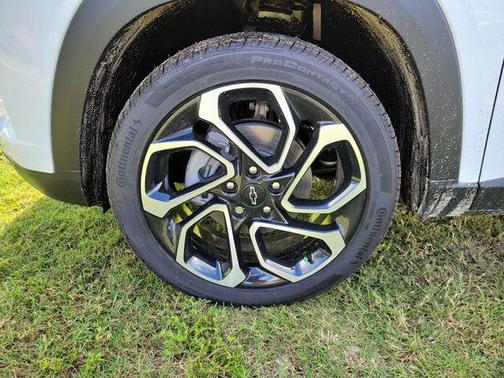 Summit White 2026 Chevrolet Trax FWD 2RS